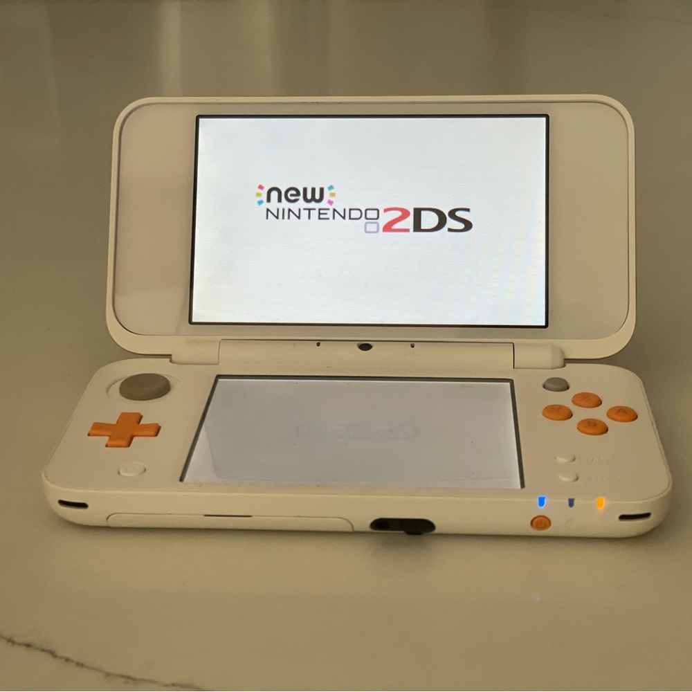 Nintendo 2DS XL - White and Orange Design